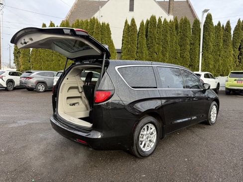 Used 2023 Chrysler Voyager LX image 9