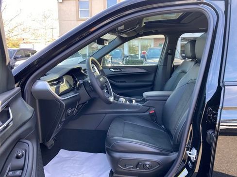 New 2025 Jeep Grand Cherokee Altitude image 22