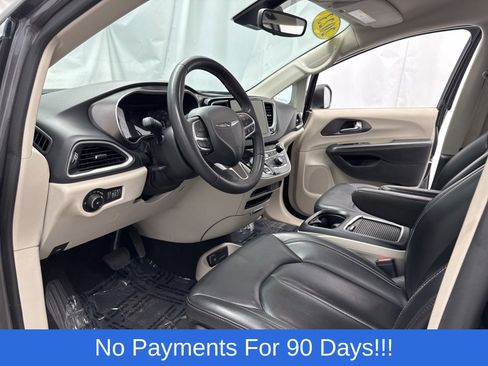 Used 2023 Chrysler Pacifica Touring-L FWD image 11