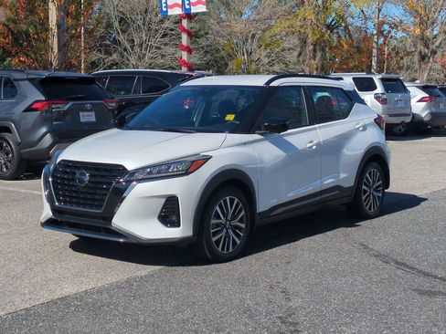 Used 2021 Nissan Kicks SR image 1