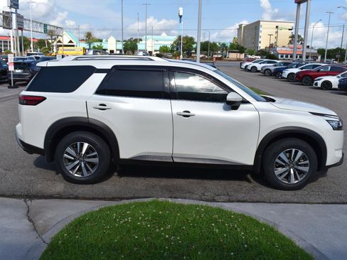 Used 2024 Nissan Pathfinder SL FWD image 15