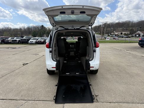 Used 2020 Chrysler Voyager L image 1