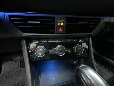 Used 2019 Volkswagen Jetta SEL Premium FWD image 17