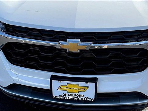 Used 2025 Chevrolet Trax LT w/ Sunroof Package FWD image 29