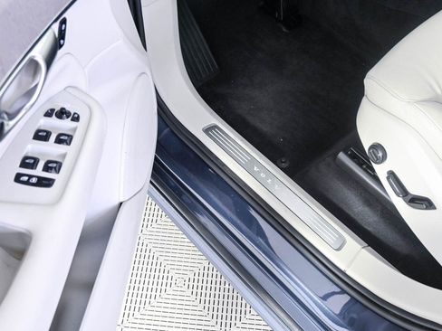 Certified 2025 Volvo XC90 T8 Plus w/ Protection Package Premier AWD/4WD image 7