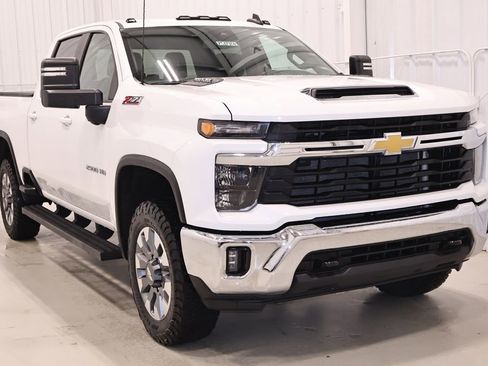 Used 2024 Chevrolet Silverado 2500 LT image 4