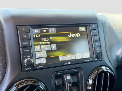 Used 2017 Jeep Wrangler Unlimited Sahara AWD/4WD image 9