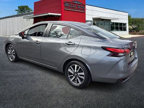 Used 2022 Nissan Versa SV image 3