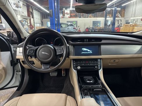 Used 2020 Jaguar XF Premium image 12