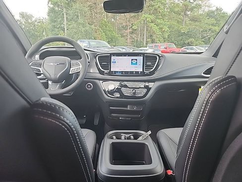 New 2026 Chrysler Pacifica Select image 3