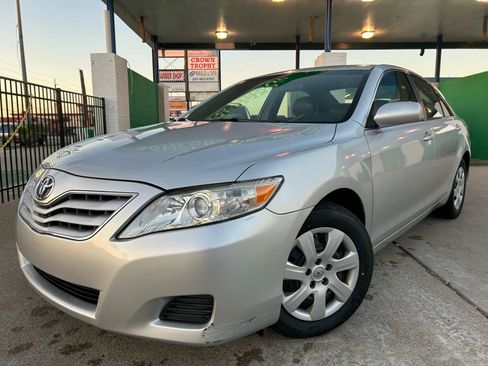 Used 2011 Toyota Camry LE image 2