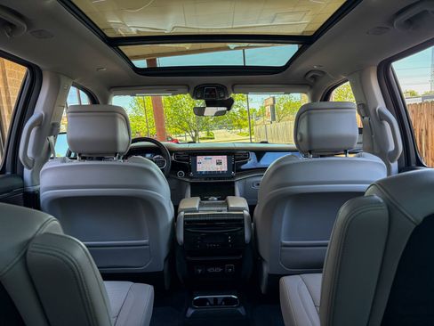 Used 2022 Jeep Wagoneer Series III w/ Premium Group I AWD/4WD image 2