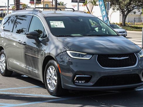 Used 2022 Chrysler Pacifica Touring-L FWD image 3