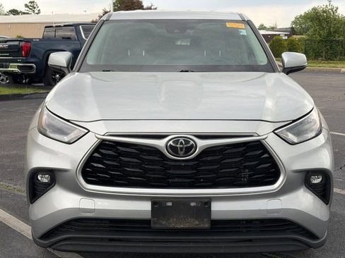Used 2022 Toyota Highlander LE AWD/4WD image 2