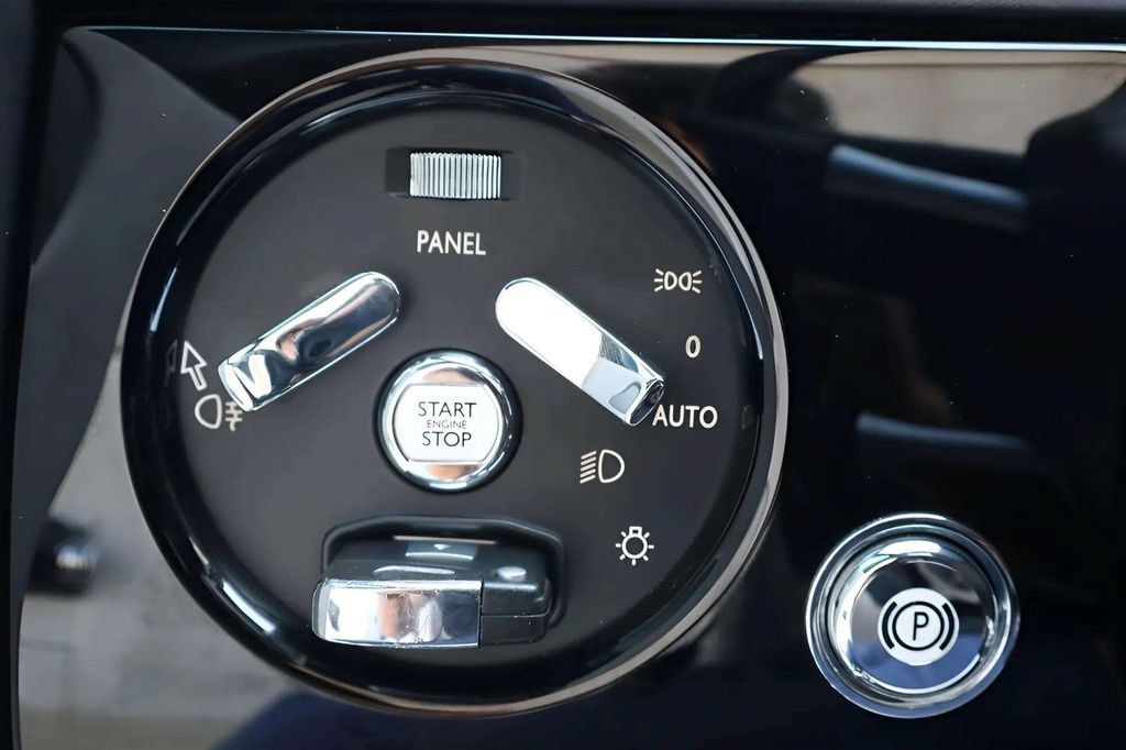 Used 2015 Rolls-Royce Phantom Drophead Coupe RWD image 21