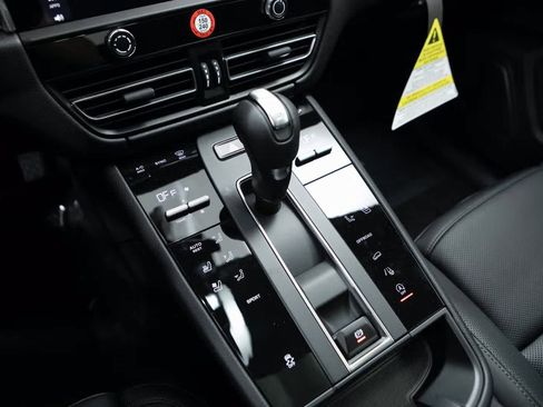 Certified 2025 Porsche Macan image 16