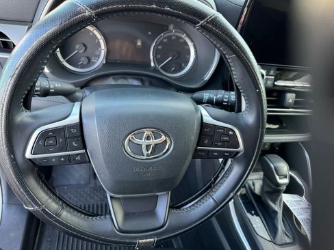Used 2024 Toyota Highlander XLE image 12