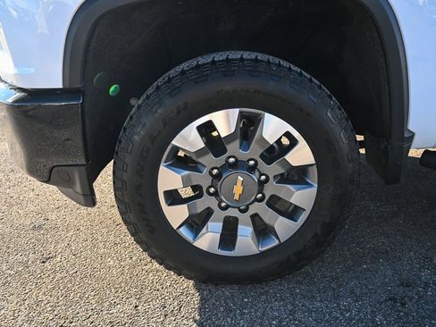 Used 2022 Chevrolet Silverado 2500 Custom w/ Custom Value Package image 12