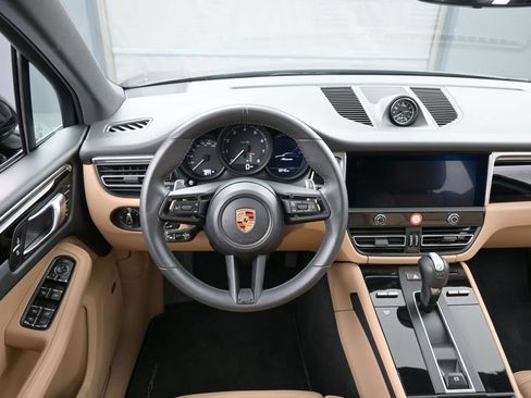 Certified 2026 Porsche Macan AWD/4WD image 17