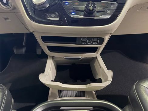 Used 2024 Chrysler Pacifica Touring-L FWD image 23