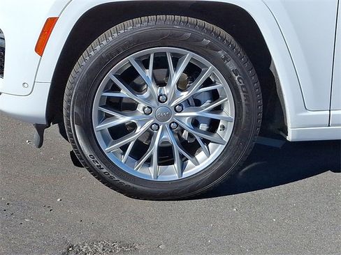 Used 2024 Jeep Grand Cherokee Summit image 8