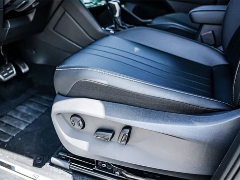 New 2024 Volkswagen Tiguan SE R-Line image 22