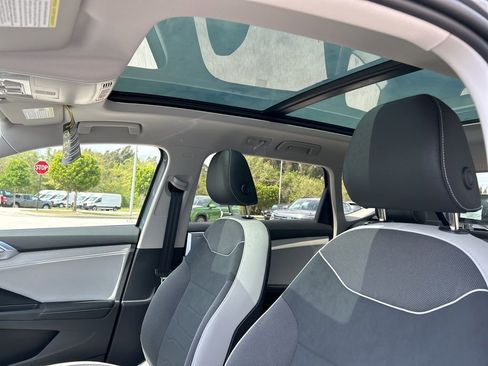 Used 2025 Volkswagen Taos SE image 15