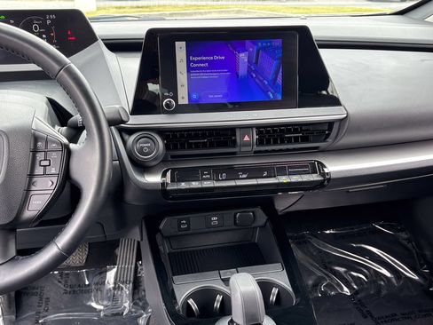 Used 2025 Toyota Prius LE AWD/4WD image 19