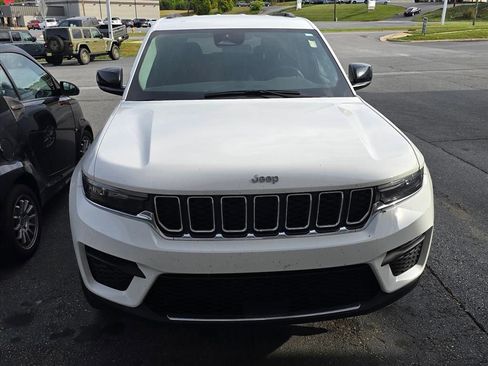 Used 2023 Jeep Grand Cherokee Laredo w/ Trailer Tow Prep Group (B) AWD/4WD image 5