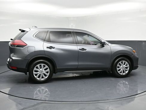 Used 2018 Nissan Rogue S image 2