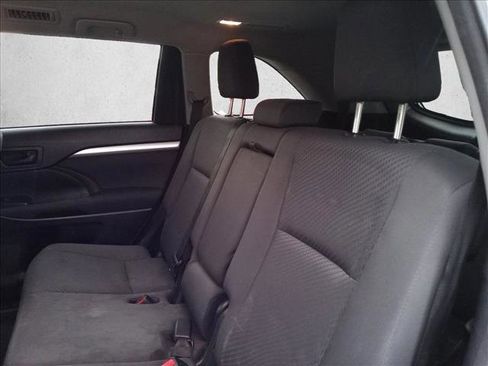 Used 2017 Toyota Highlander LE image 11