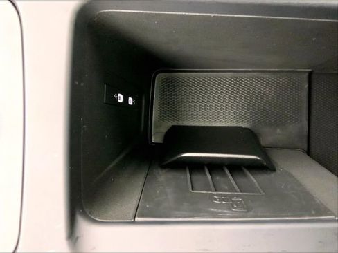 Used 2025 Volkswagen Tiguan SE w/ Panoramic Sunroof Package image 33