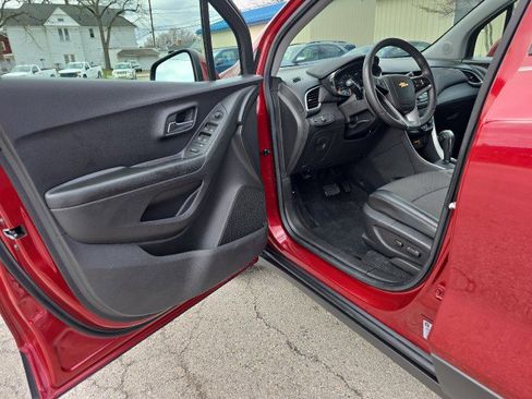 Used 2022 Chevrolet Trax LT w/ LT Convenience Package image 15