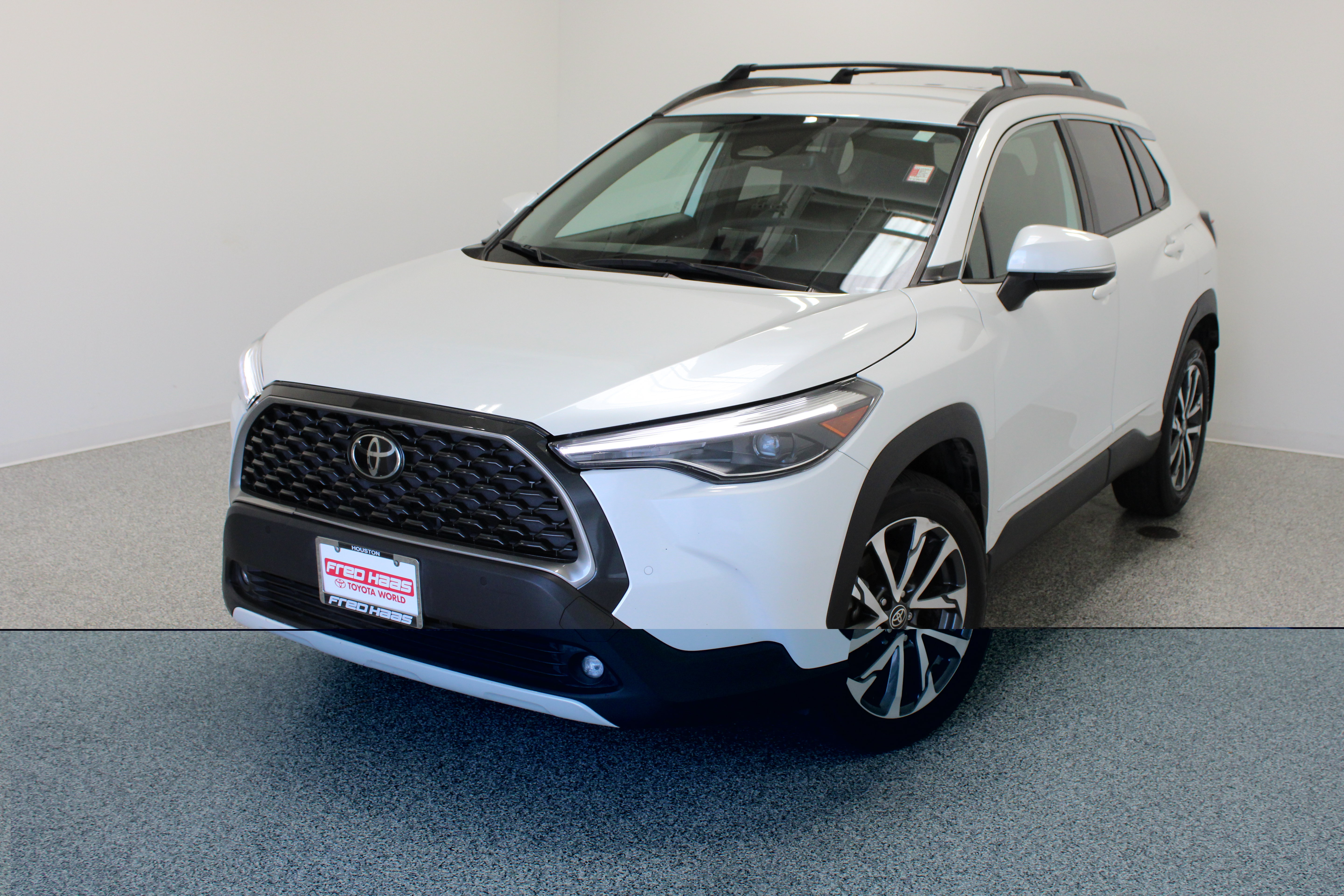 Used 2023 Toyota Corolla Cross XLE FWD image 2