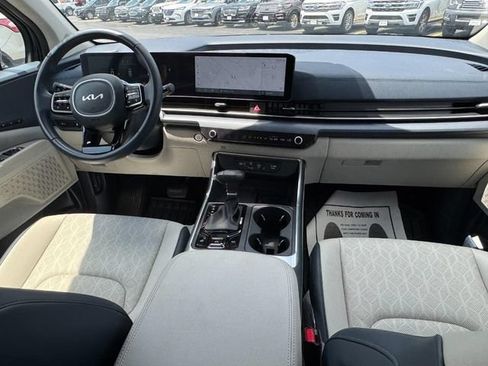 Used 2025 Kia Carnival EX FWD image 12