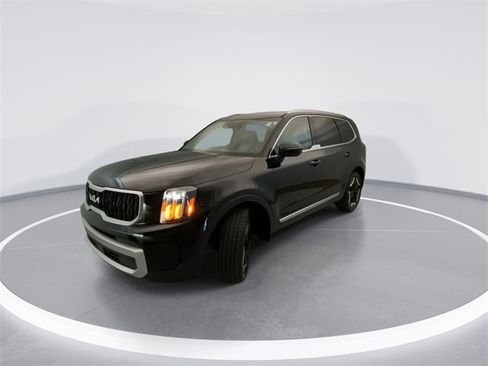 Used 2024 Kia Telluride EX w/ EX Captain's Chair Package image 8