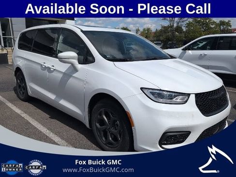 Used 2022 Chrysler Pacifica Limited w/ Uconnect Theater Family Group FWD image 3