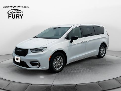 Used 2024 Chrysler Pacifica Touring-L FWD image 8