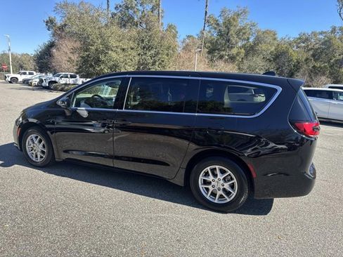 Used 2024 Chrysler Pacifica Touring-L image 4