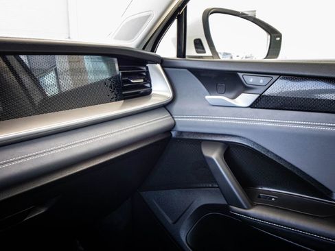 Certified 2025 Volkswagen Tiguan SE image 33