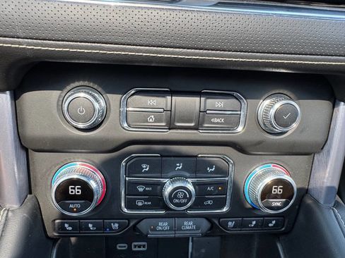 Used 2024 GMC Yukon XL SLT image 23