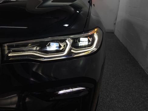 Used 2022 BMW X7 xDrive40i w/ M Sport Package AWD/4WD image 5