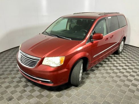 Used 2014 Chrysler Town & Country Touring FWD image 11