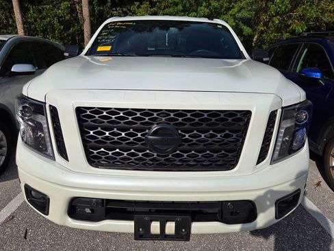 Used 2019 Nissan Titan SV w/ SV Convenience Package image 2
