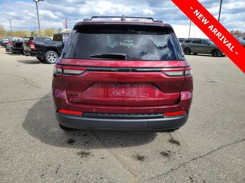 Used 2024 Jeep Grand Cherokee Altitude AWD/4WD image 3