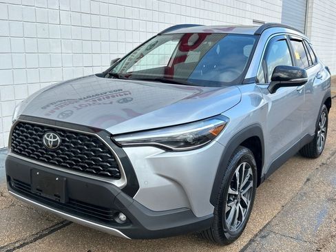 Used 2025 Toyota Corolla Cross XLE image 1
