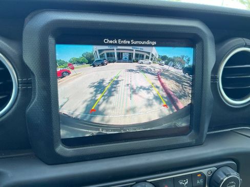 Used 2018 Jeep Wrangler Unlimited Sahara AWD/4WD image 20