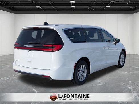 New 2026 Chrysler Pacifica Select image 5