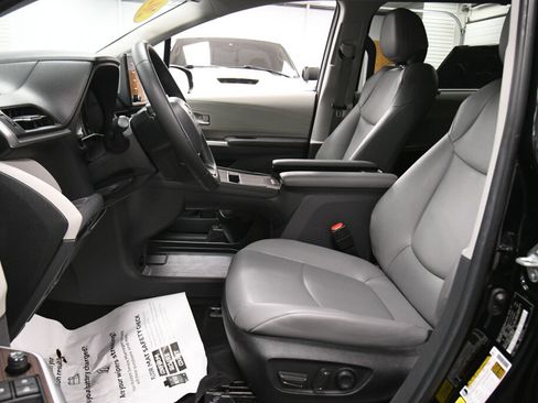 Used 2024 Toyota Sienna XLE FWD image 9