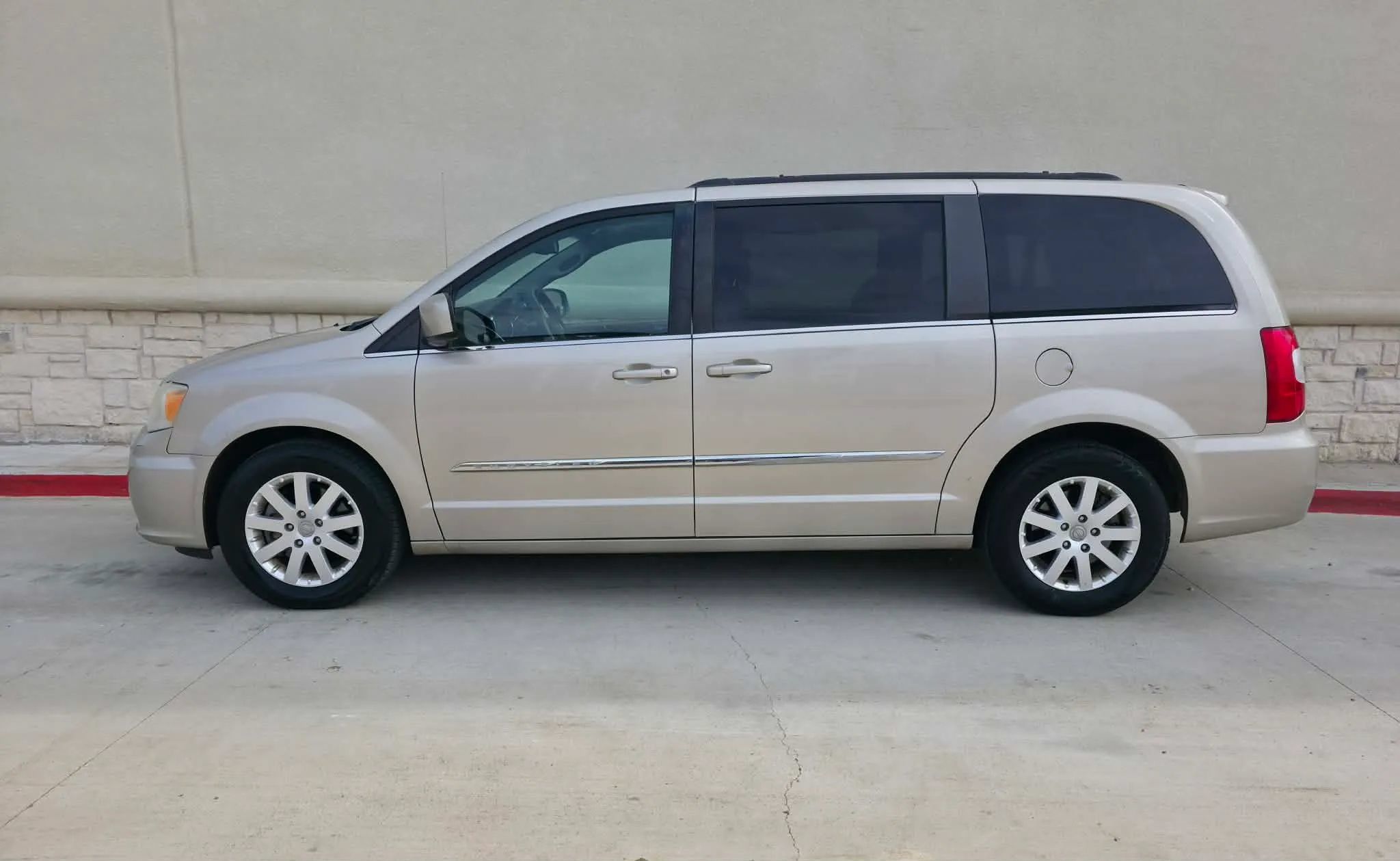 Used 2014 Chrysler Town & Country Touring FWD image 4